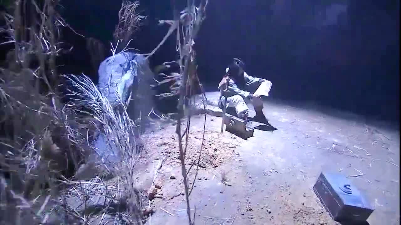 神秘剑阵，男子在林中意外发现古代武术遗迹