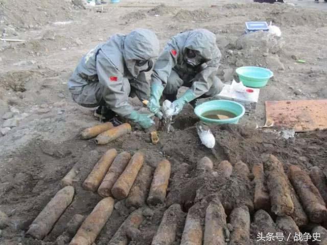 731海报上的防毒面具，历史与现实的交汇