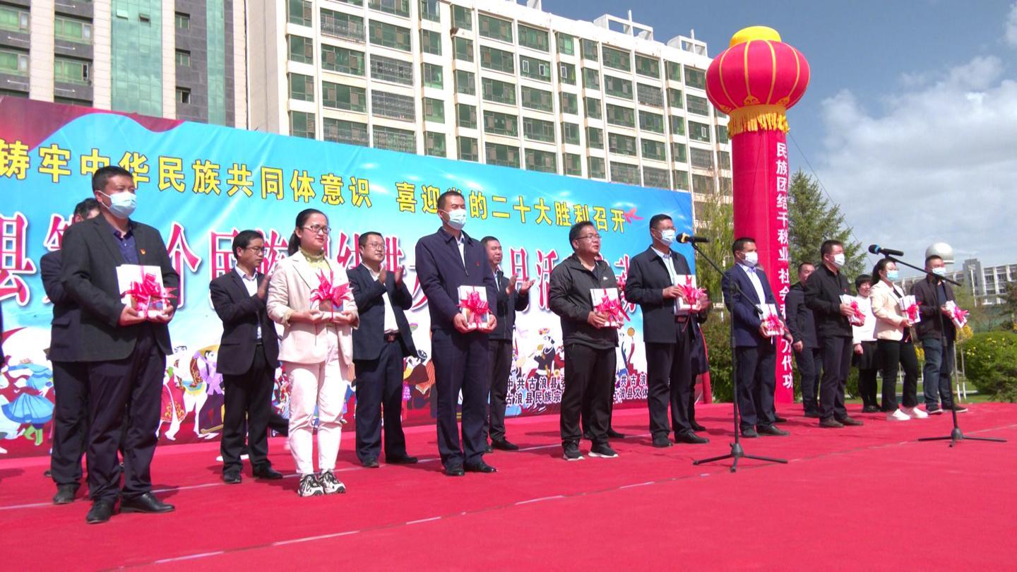 团结的力量，像石榴籽一样紧紧抱在一起