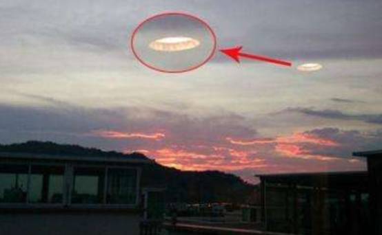 美国洛杉矶上空惊现V形UFO，神秘现象引发公众热议