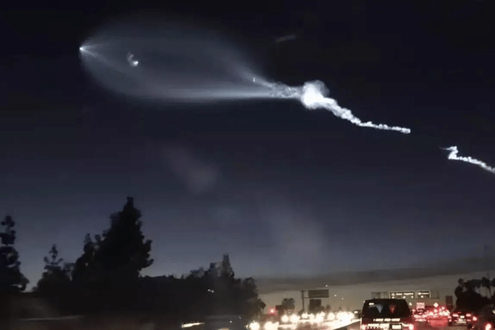 美国洛杉矶上空惊现V形UFO，神秘现象引发公众热议