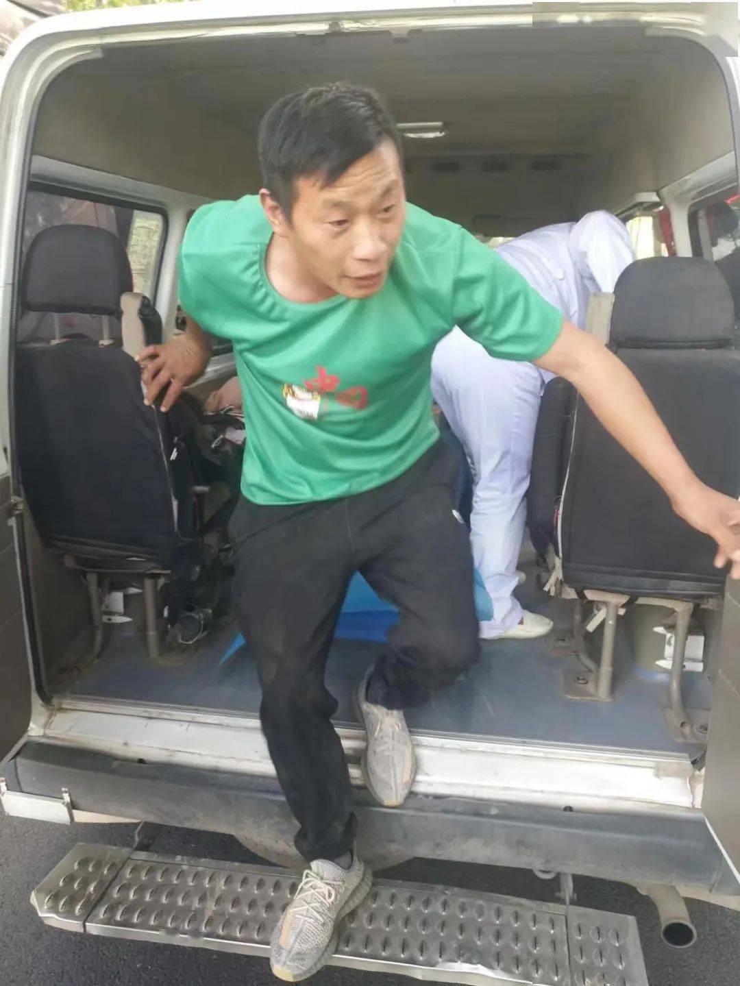 英雄司机忍痛保16人安全，左眼奇迹般保住