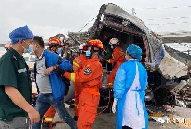 英雄司机忍痛保16人安全，左眼奇迹般保住